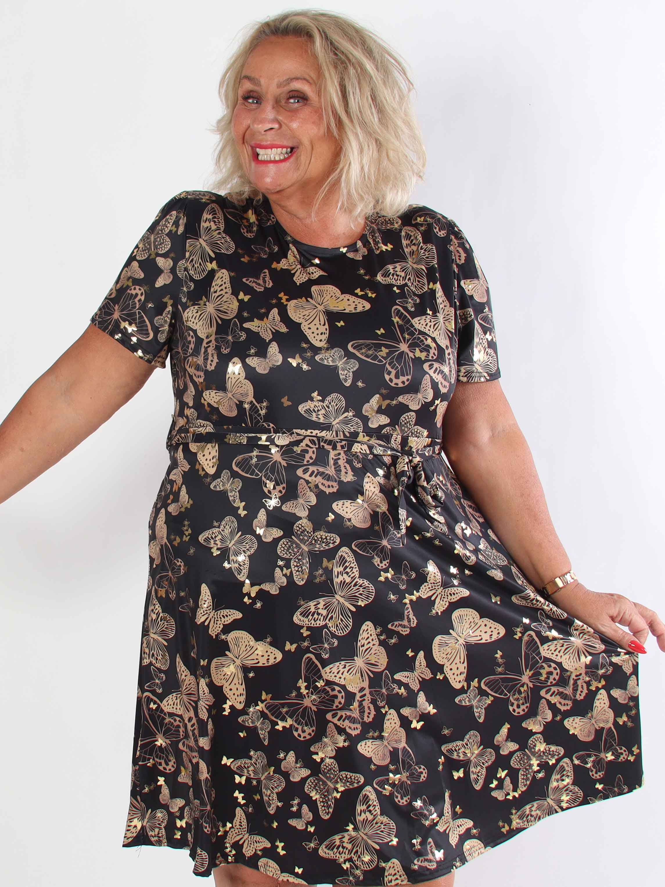 Sansa Butterfly Short - Elastisk plus size kjole med sommerfugleprint